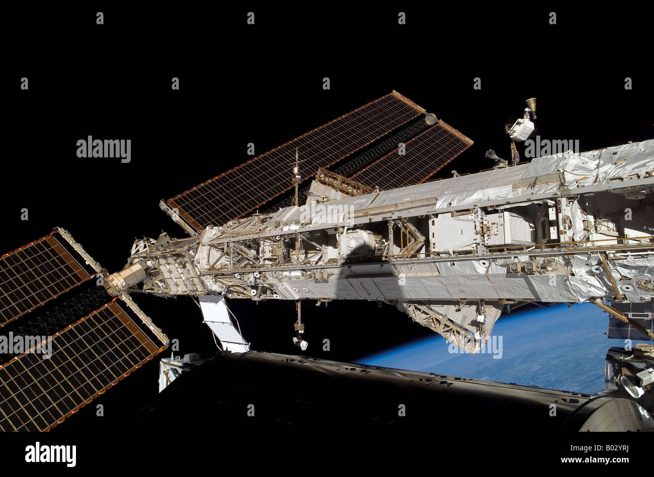 Une botte et panneaux solaires sur la Station spatiale internationale. Banque D'Images