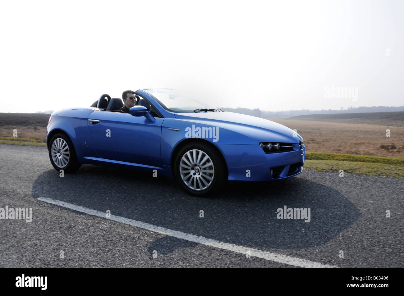 2008 Alfa Romeo Spyder conduisant à New Forest Banque D'Images