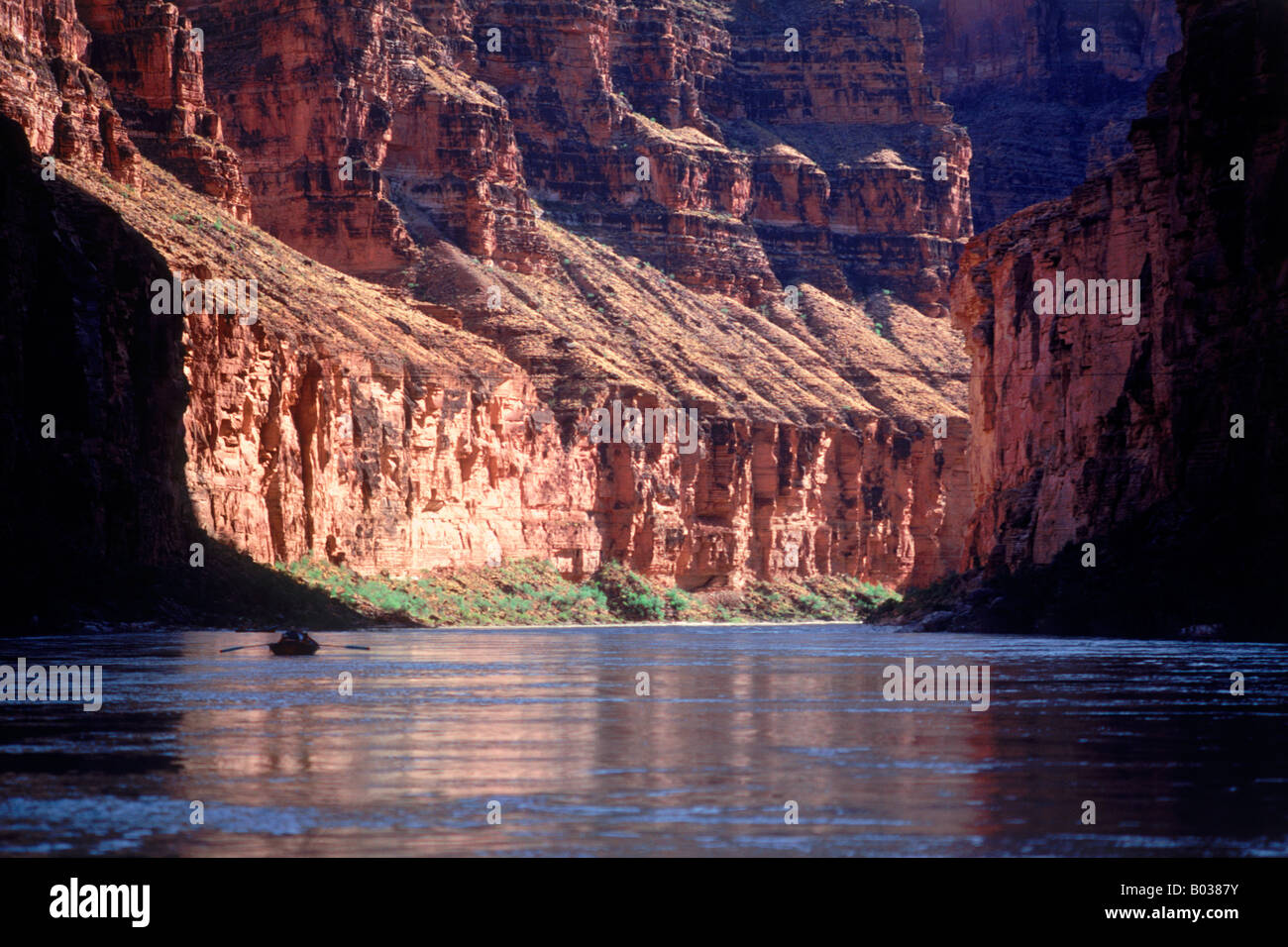 Dory bateau flottant vers le bas du fleuve du Colorado à travers les murs intérieurs et les ombres du Grand Canyon ci-dessous bouleversé Rapid Banque D'Images