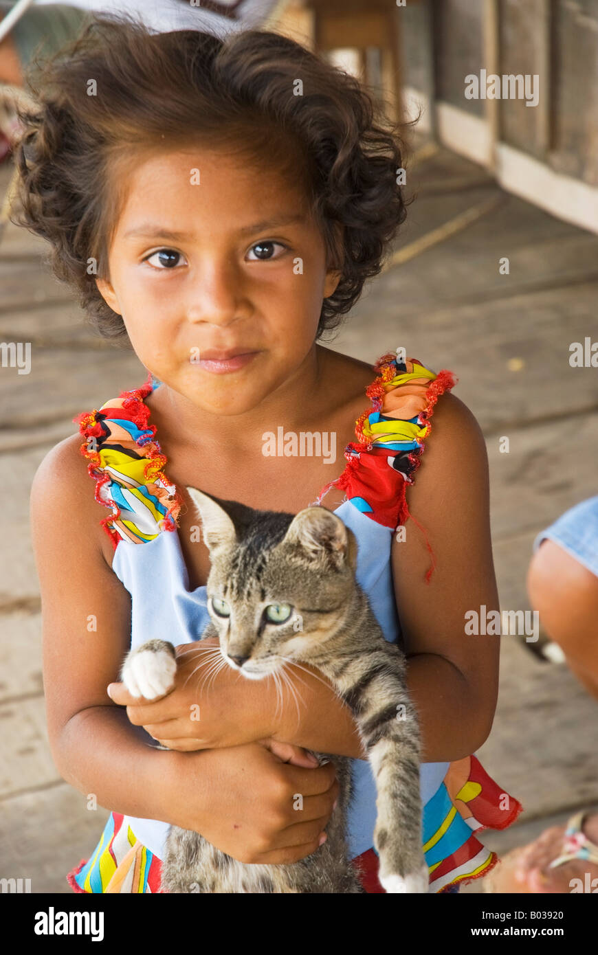 Pérou Amazon River Indian girl indigènes dans le village de Islandia Banque D'Images