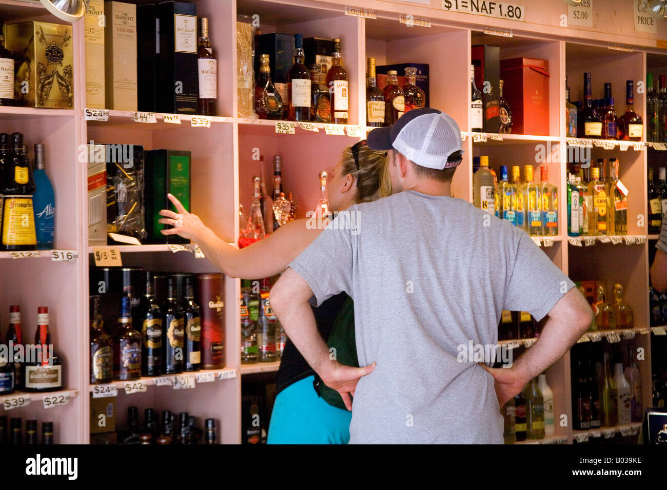 Sélectionnez quelques certains lieux gratuitement de l'alcool dans un magasin à St Maarten Antilles Banque D'Images