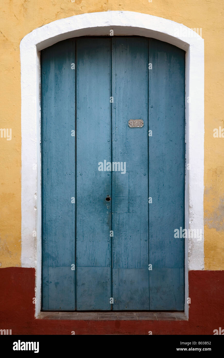 Porte de couleur vive à Trinidad, Cuba Banque D'Images