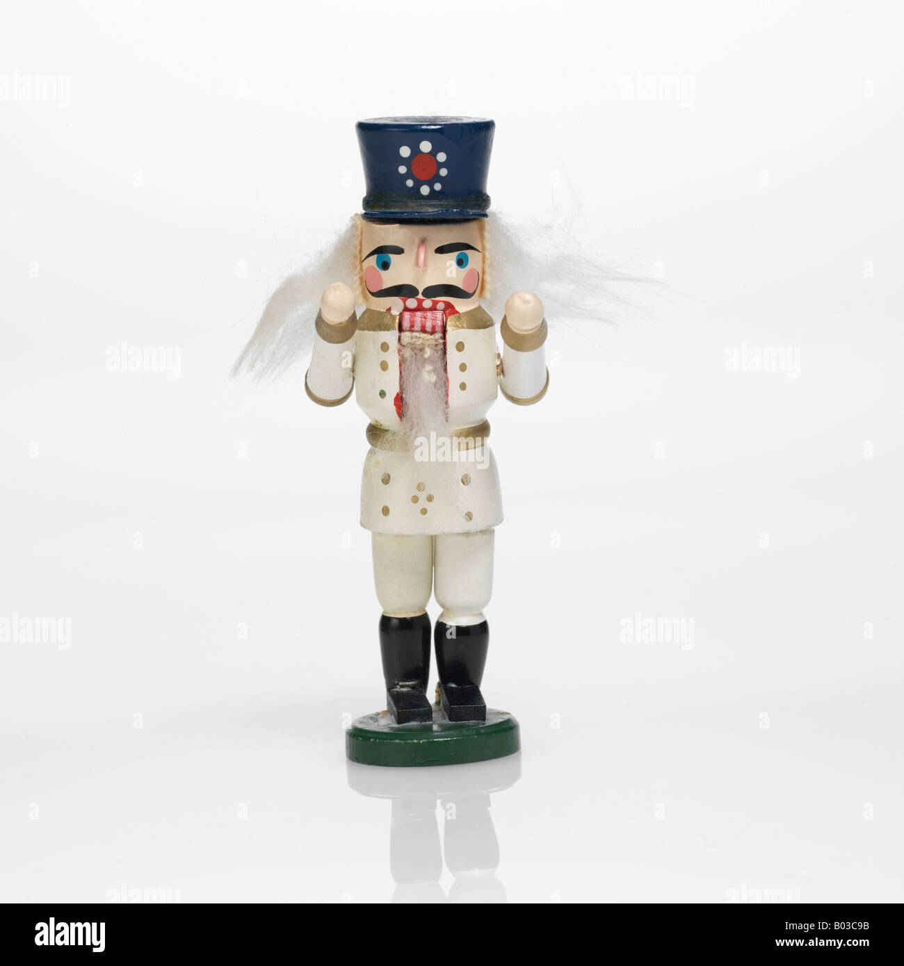 Casse-noix en bois sur fond blanc Banque D'Images