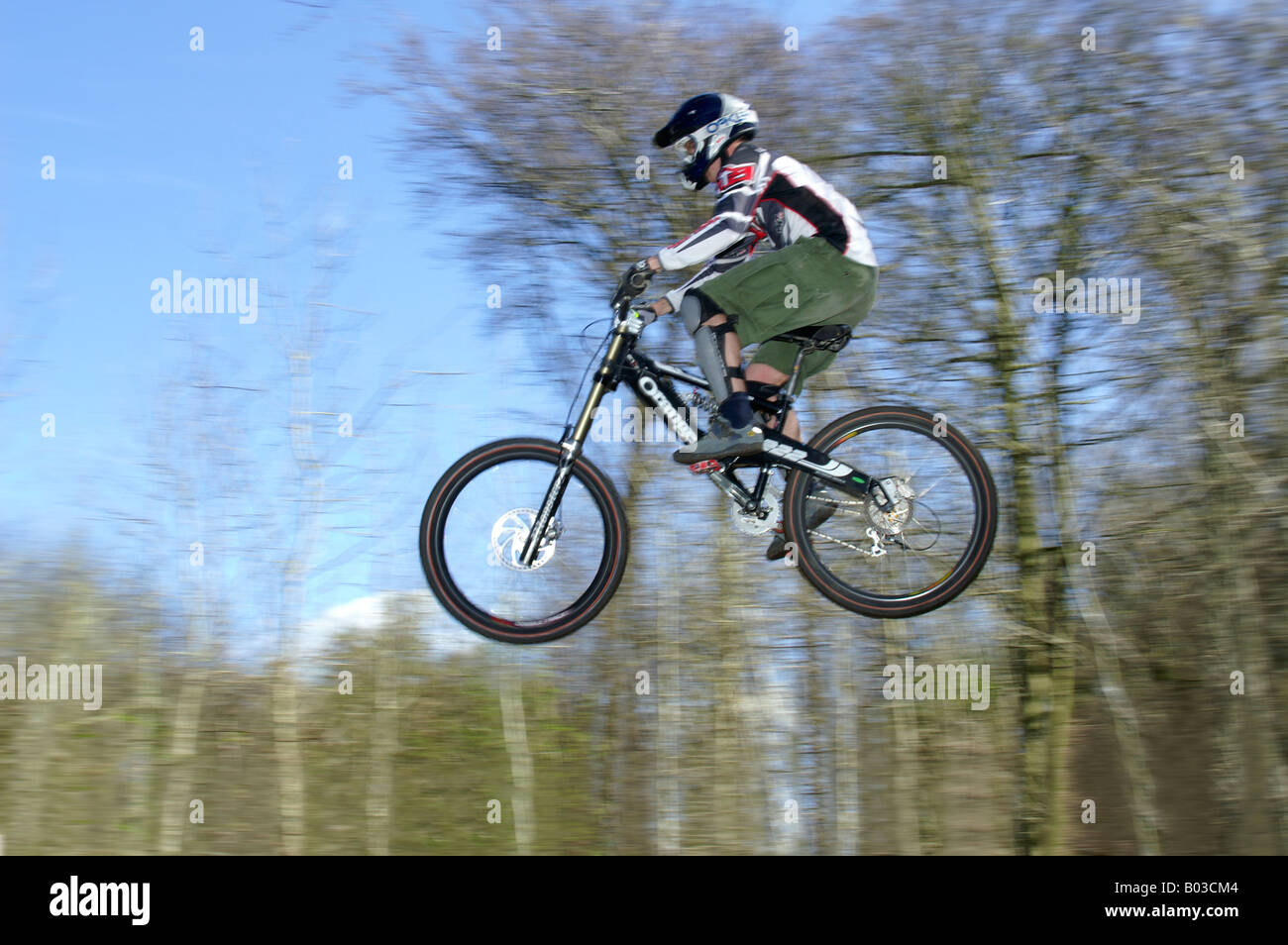 Vtt descente pro rider faisant d'énormes et très dangereux saut avec pleine  vitesse Photo Stock - Alamy