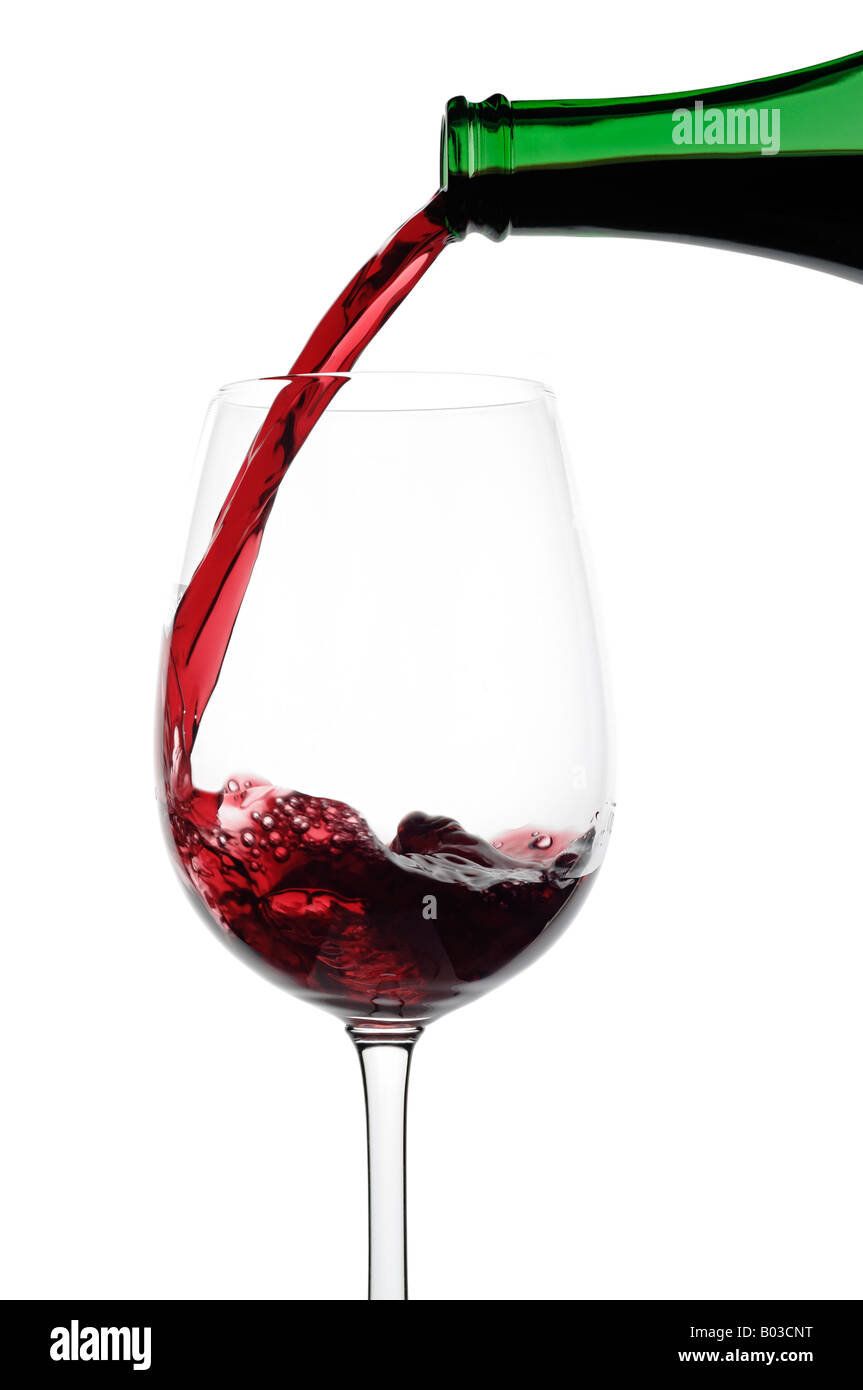 Le vin rouge est versé dans un verre Close Up Banque D'Images