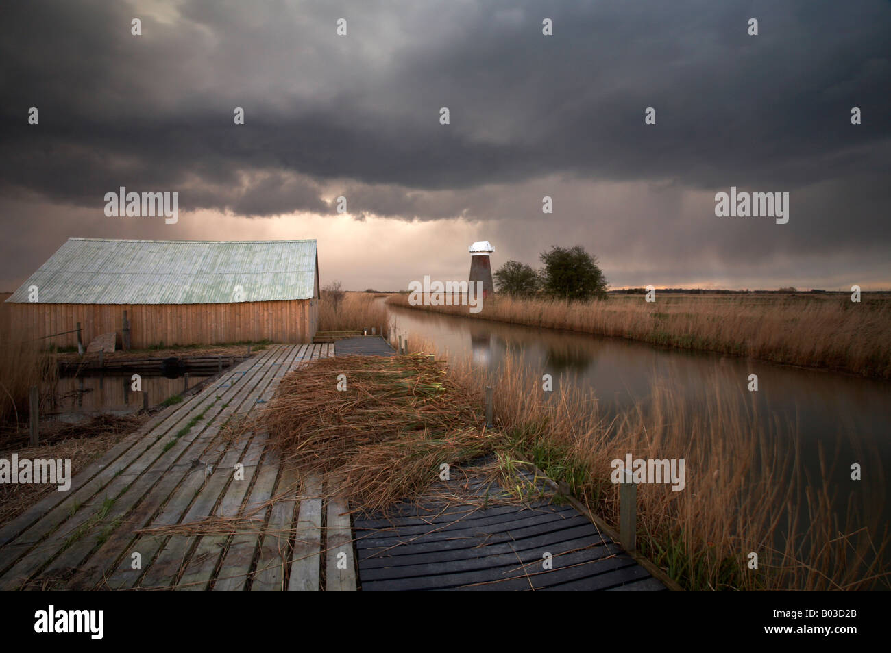 Cromer Moulin de drainage près de Horsey, Norfolk Broads, UK photographié pendant un orage. Banque D'Images