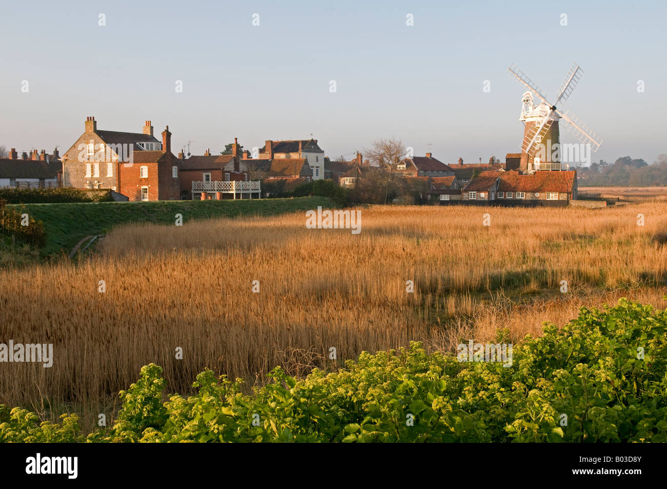 Le CLAJ suivant la mer, Norfolk. Village avec moulin, Banque D'Images