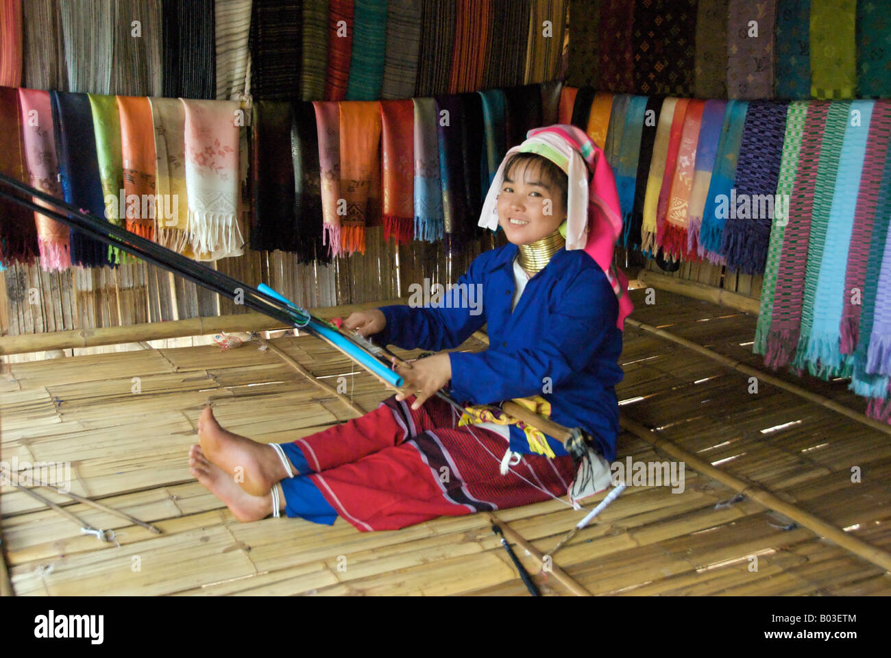 Long cou Karen Hill tribe Femme tissant la province de Chiang Rai en Thaïlande Banque D'Images