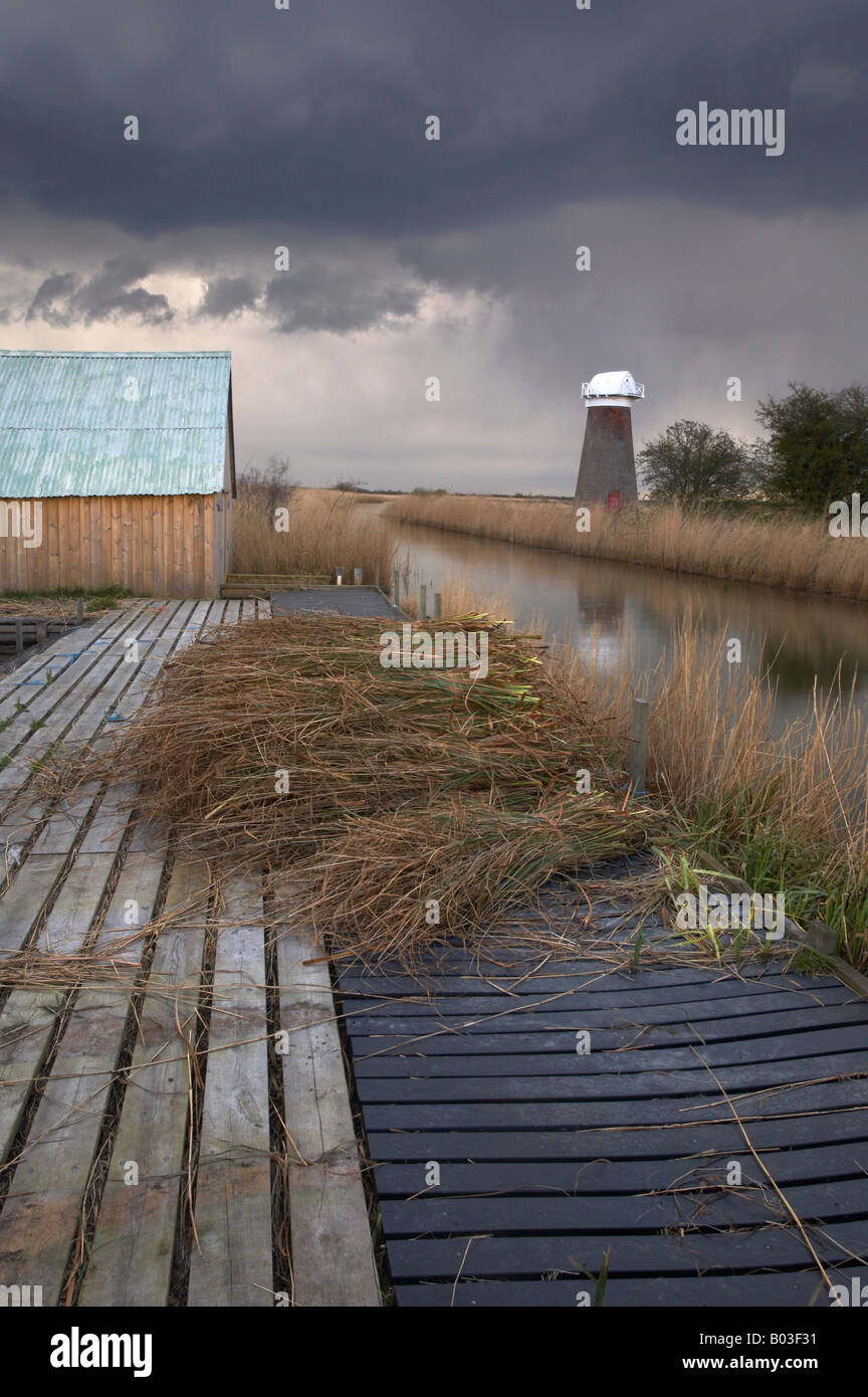 Cromer Moulin de drainage près de Horsey, Norfolk Broads, UK photographié pendant un orage. Banque D'Images