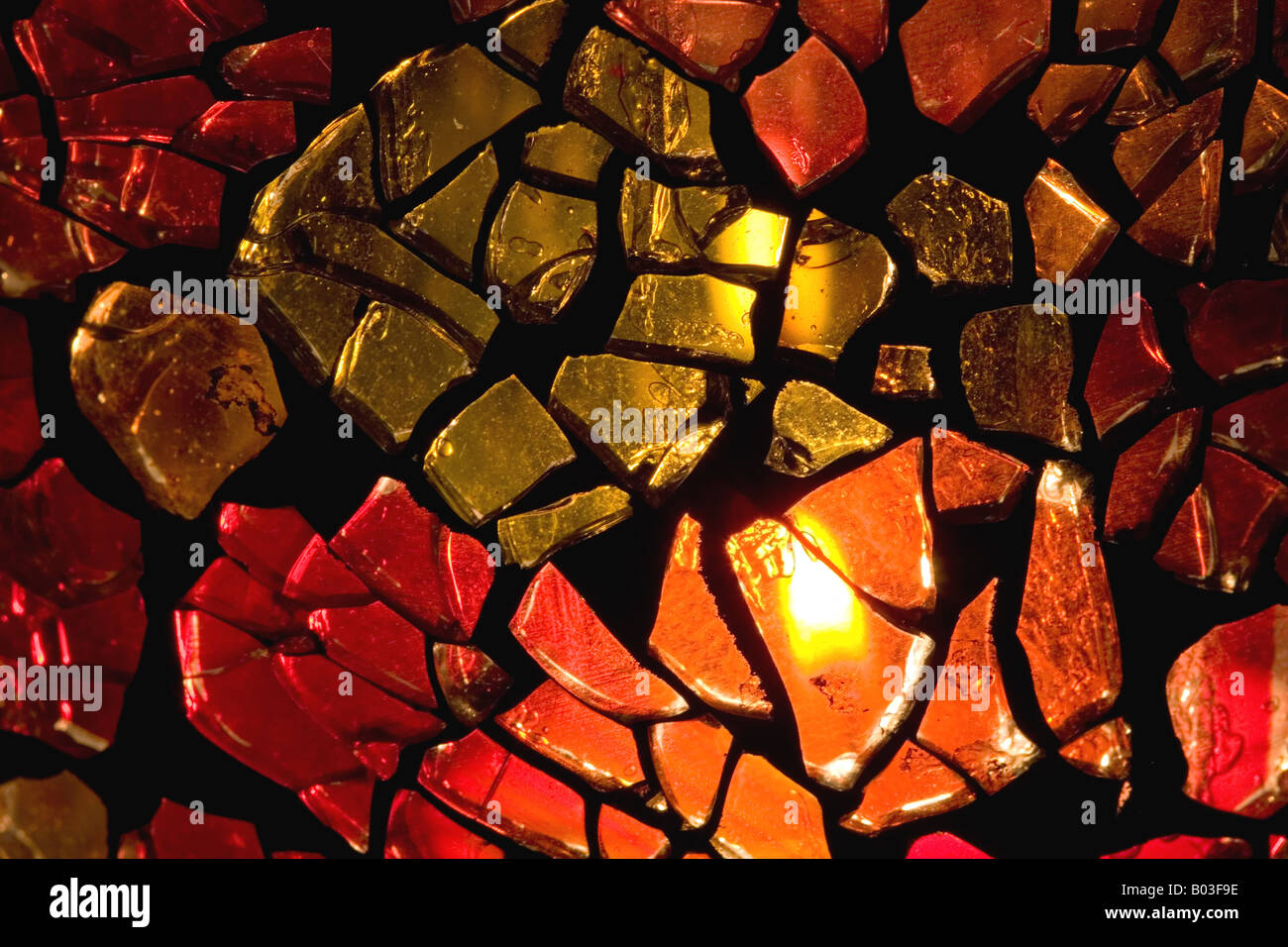 Une maison et des vitraux de Noël vase with candle Banque D'Images