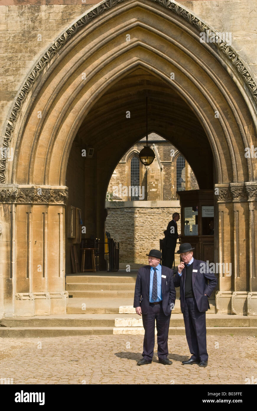 Deux casquette bowler college porteurs ou 'Bulldog' au Christ Church College, Université d'Oxford, Angleterre. Banque D'Images