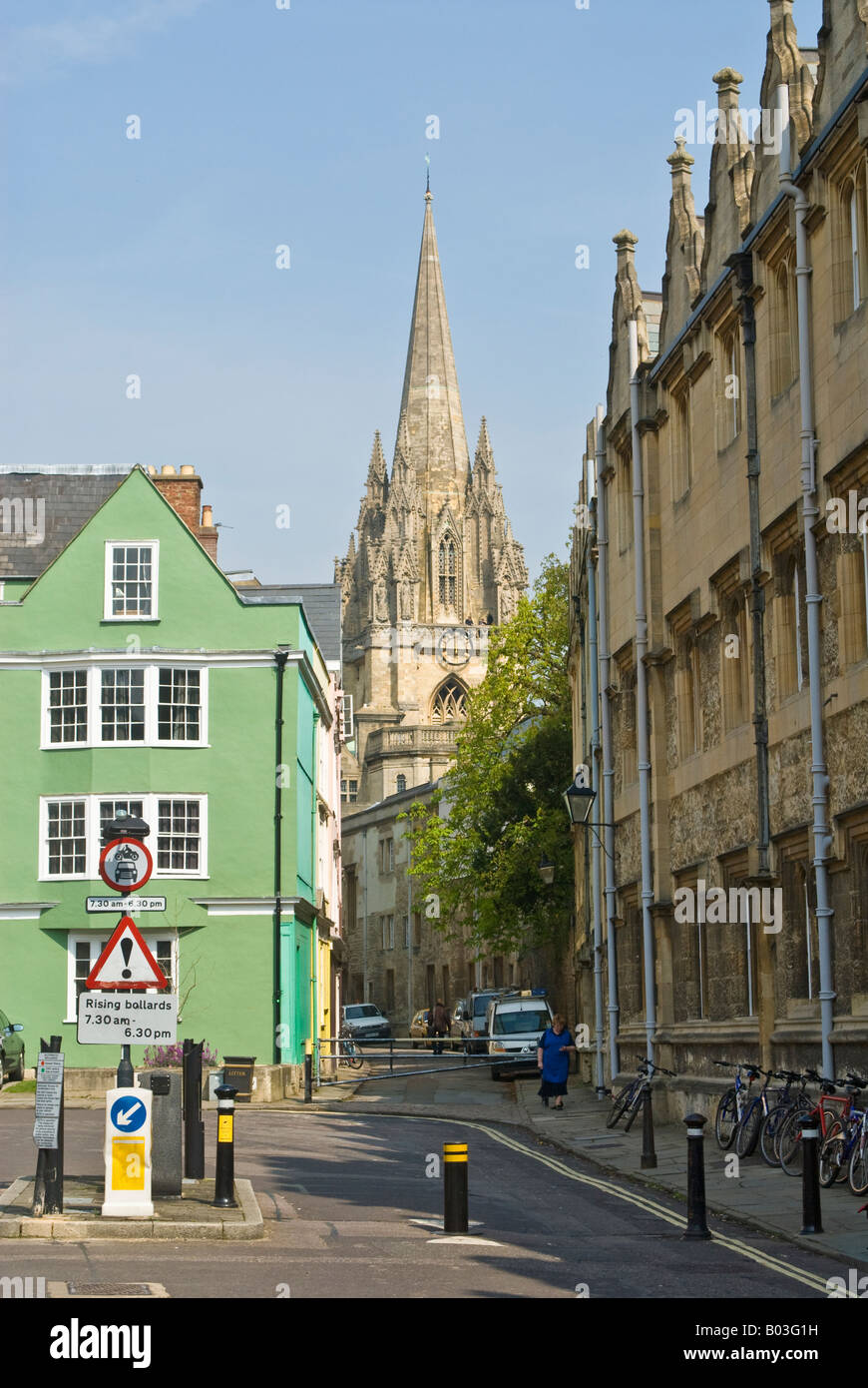 Oxford, Angleterre. Le long de la rue à l'Oriel Oriel Square vers l'église de l'Université de St Marie la Vierge Banque D'Images