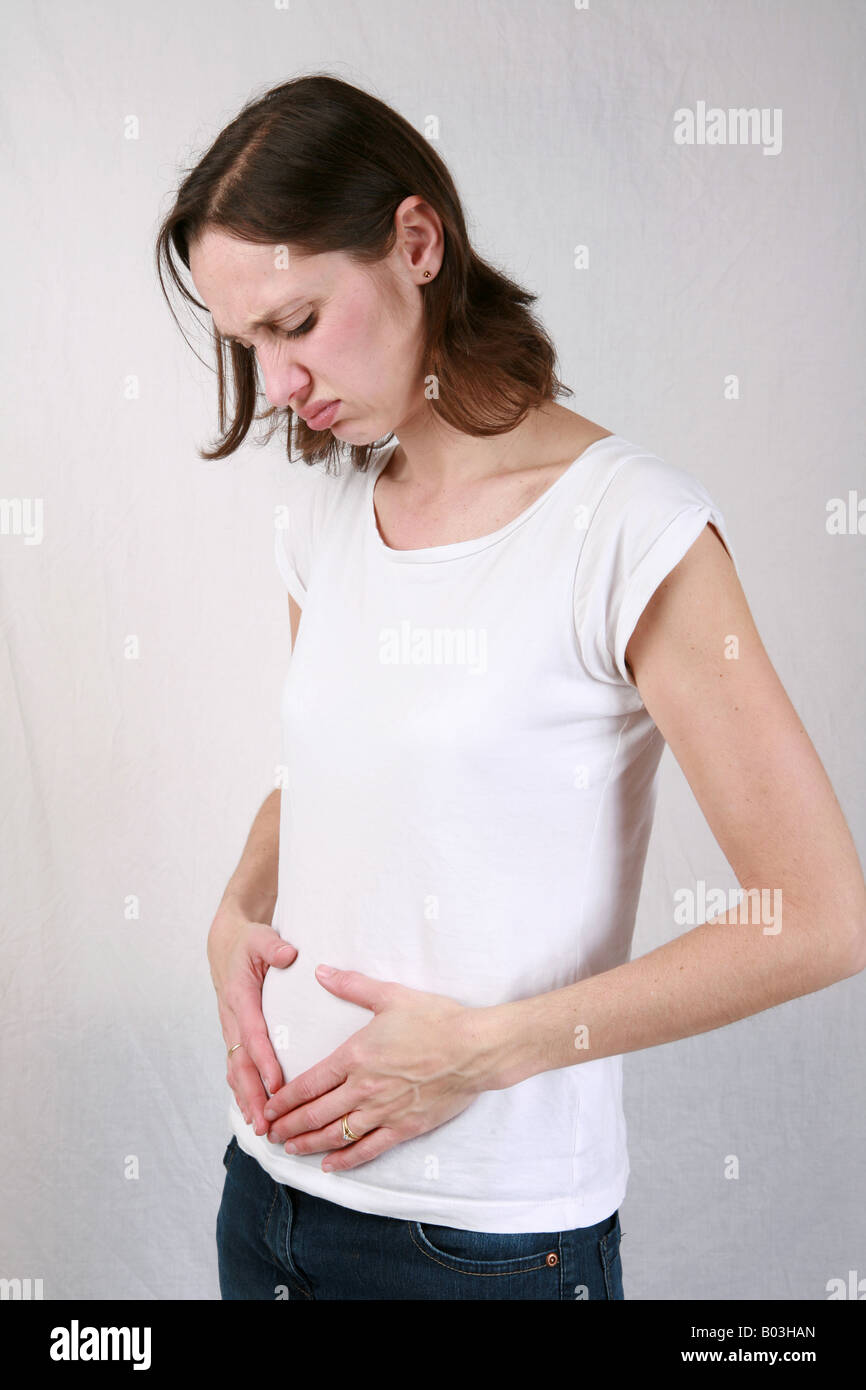 Jeune femme détient les mains sur ventre souffrant d'estomac ballonnements  douleurs menstruelles femelle Période Période de rétention de l'eau du mois  Photo Stock - Alamy