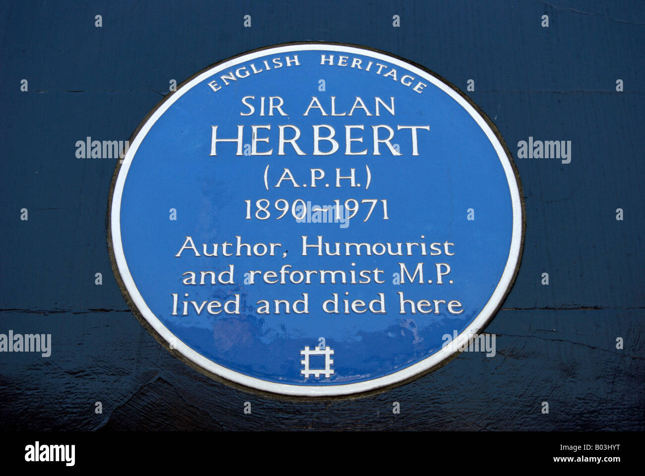 English Heritage blue plaque marquant l'ancienne résidence de sir Alan Herbert, dans Hammersmith terrasse, l'ouest de Londres, Angleterre Banque D'Images