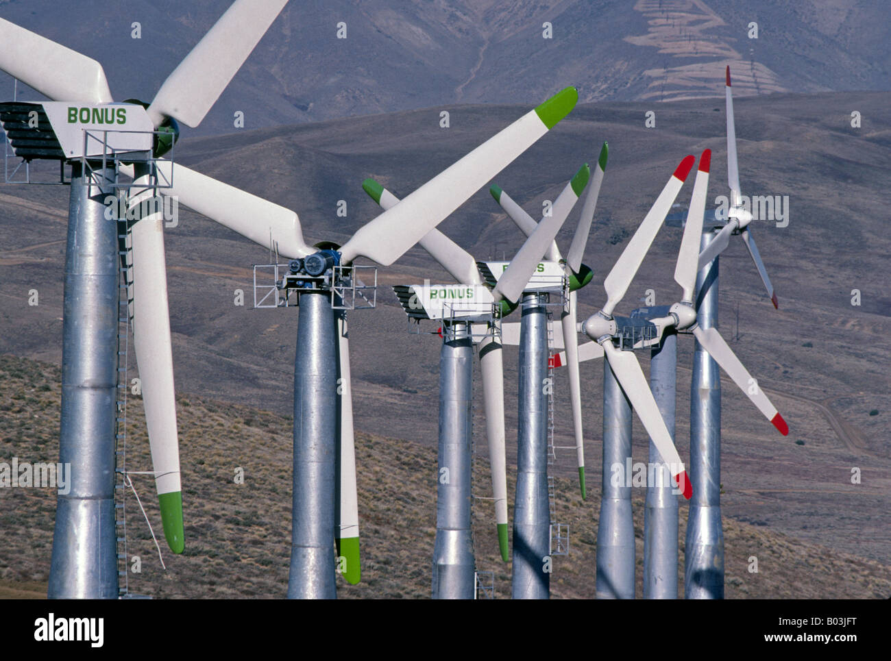 Une grande ferme éolienne située à l'est de la Californie dans les montagnes de Tehachapi Banque D'Images