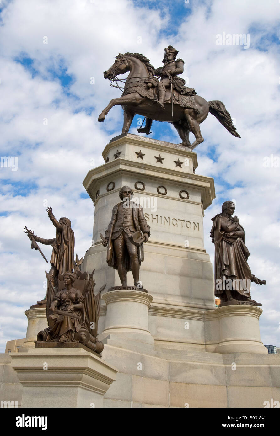 Statue de George Washington Capitole de l'État de Virginie Richmond // RICHMOND, Virginie — la statue de George Washington se dresse dans le Capitole de l'État de Virginie, conçue par Thomas Jefferson et achevée en 1788. Le bâtiment néoclassique sert de siège à l'Assemblée générale de Virginie, le plus ancien organe législatif continu de l'hémisphère occidental. Jefferson a modelé le Capitole d'après l'ancien temple romain Maison carrée à Nîmes, en France, ce qui en fait l'un des premiers bâtiments publics en Amérique à utiliser la forme classique du temple. Le bâtiment du Capitole abrite les deux chambres de la législature de Virginie Banque D'Images