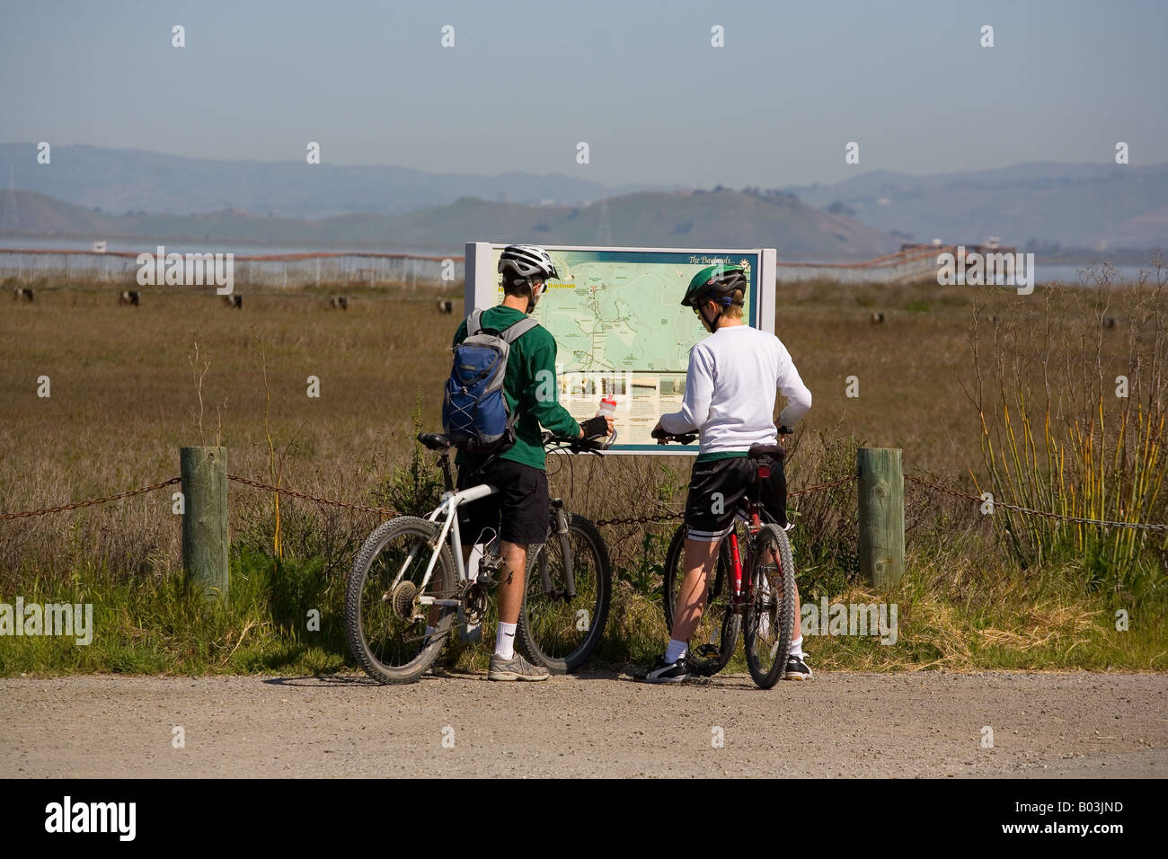 Deux cyclistes planifier une balade le long de la piste cyclable Baylands Palo Alto, Palo Alto, Californie Banque D'Images