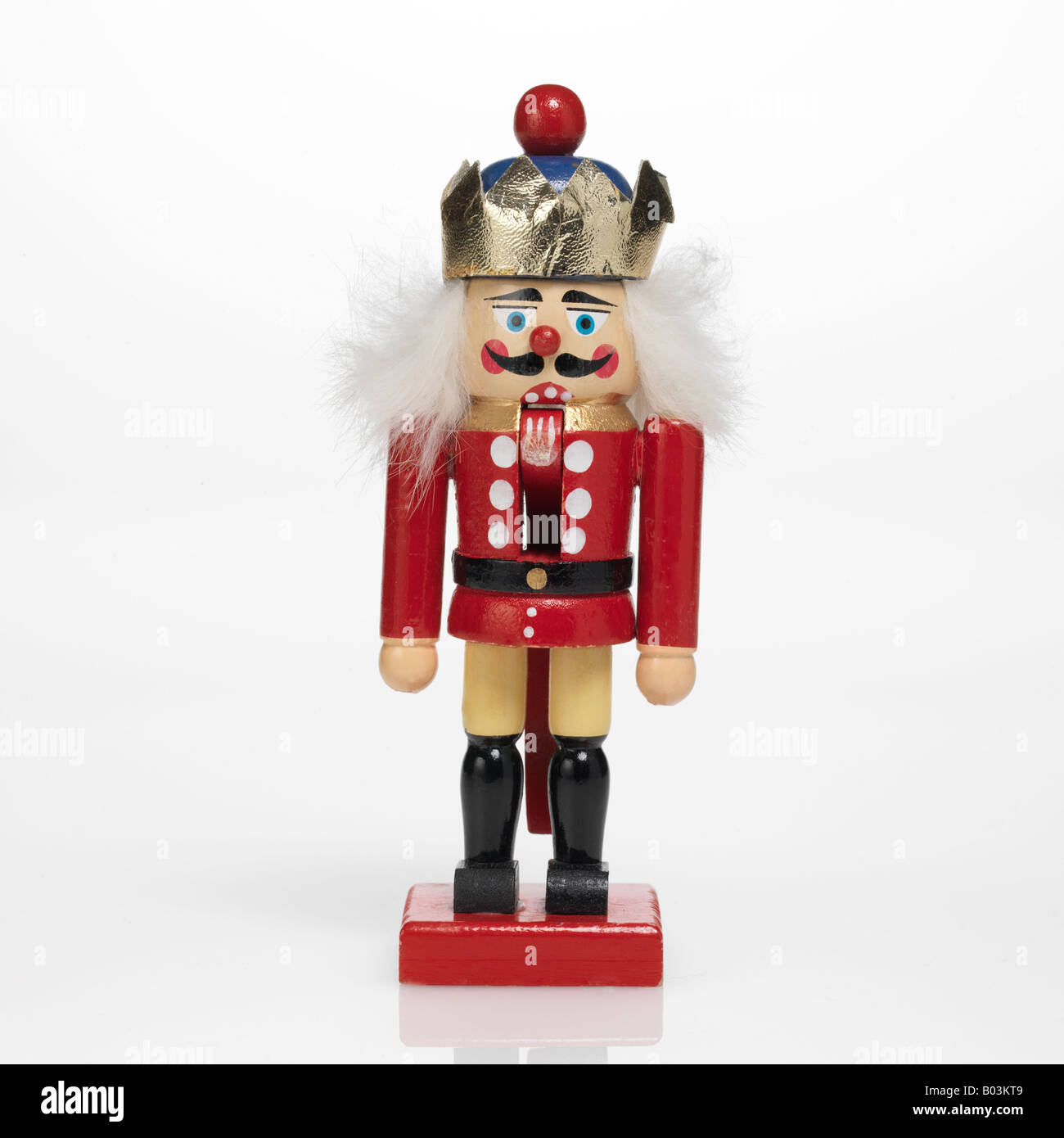 Casse-noix en bois sur fond blanc Banque D'Images