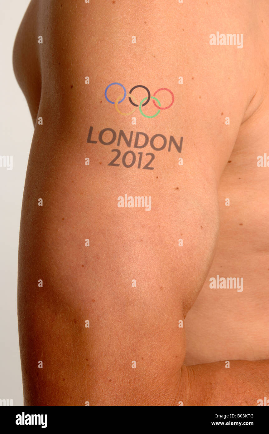 Mans biceps avec tatouage des jeux olympiques de Londres Banque D'Images
