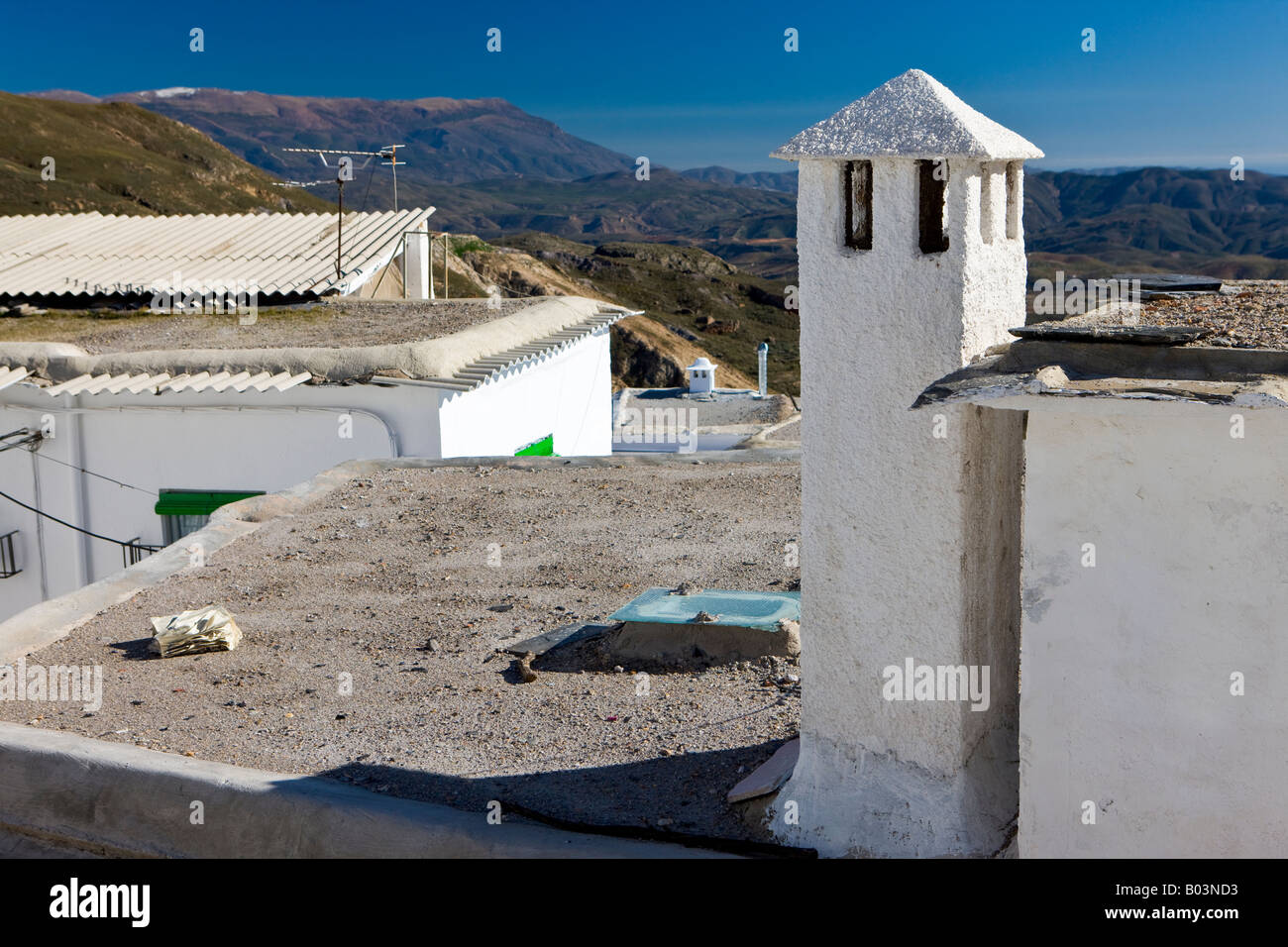 Cheminée sur un toit plat maison dans la ville de Mecina Bombaron, Las Alpujarras, sur les contreforts de la Sierra Nevada Banque D'Images