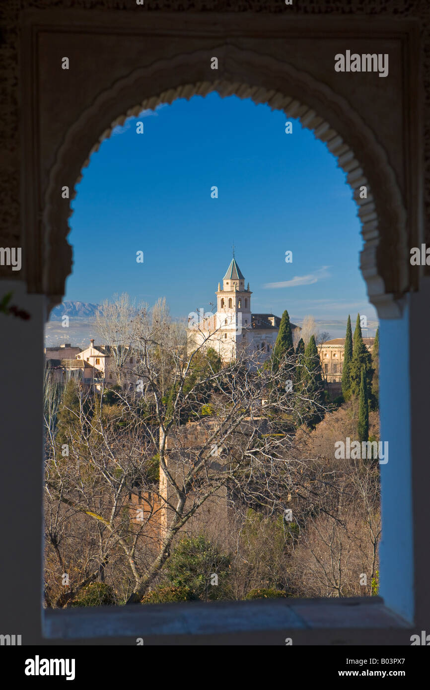 Vue de l'Alhambra à travers une fenêtre en arc du portique, à côté de la Cour de Long Pond au Generalife - nommé par l'UNESCO Banque D'Images