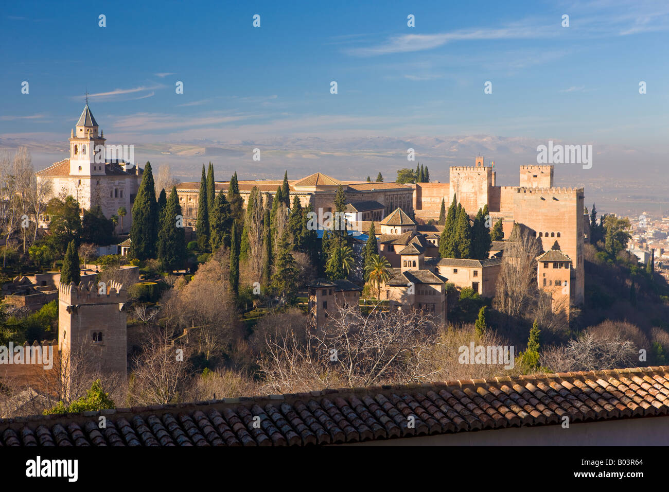 Vue de l'Alhambra (Alhambra) de la partie supérieure des jardins du Generalife - désigné Site du patrimoine mondial de l'UNESCO Banque D'Images