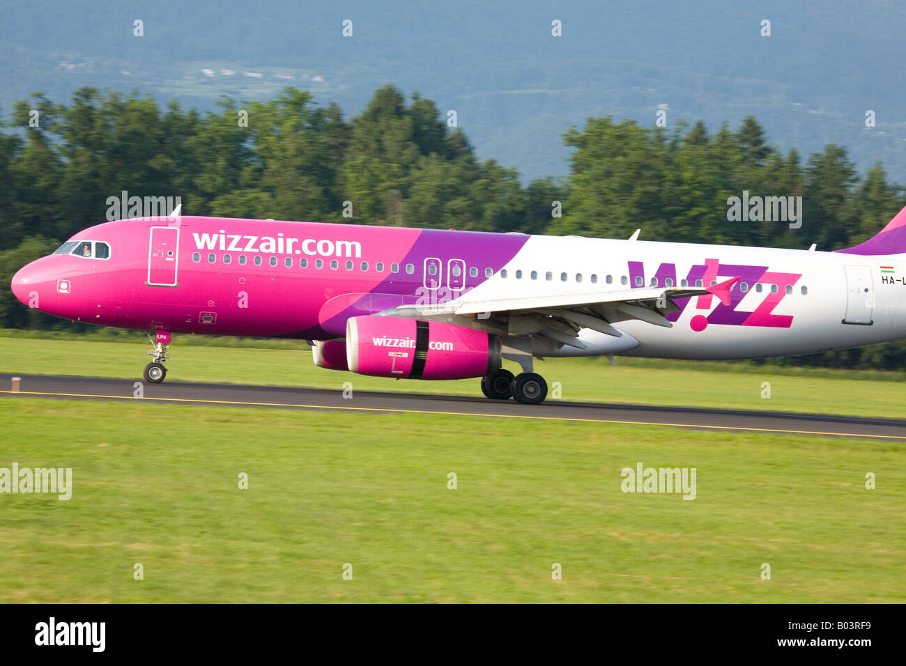 Wizzair aéronefs atterrissant sur l'Aéroport Brnik de Ljubljana Joze Pucnik Slovénie Banque D'Images
