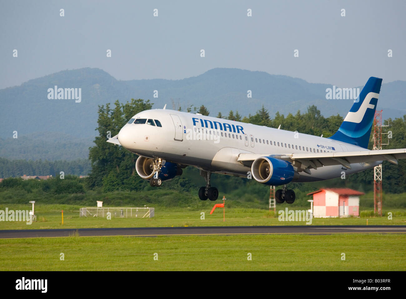 Avion Finnair à l'atterrissage à l'Aéroport Brnik de Ljubljana Joze Pucnik Slovénie Banque D'Images