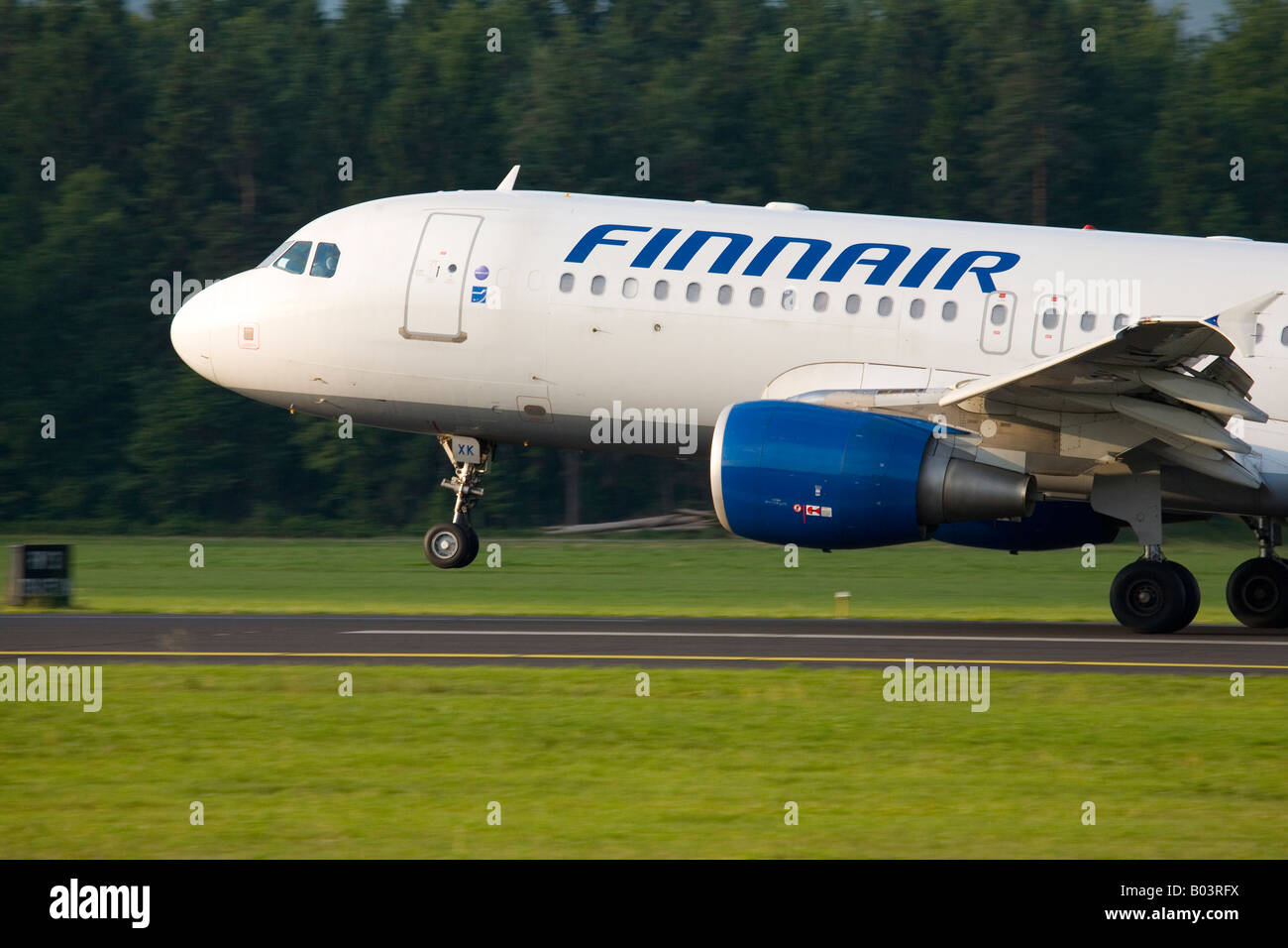 Avion Finnair à l'atterrissage à l'Aéroport Brnik de Ljubljana Joze Pucnik Slovénie Banque D'Images