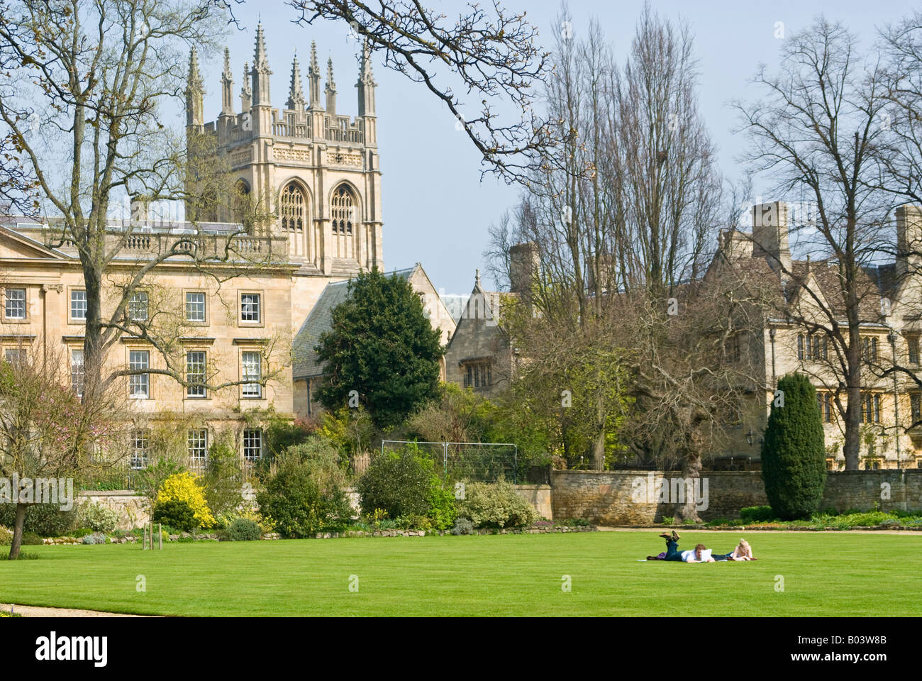 Deux étudiants se détendre sur une pelouse, à Christ Church College gardens, Oxford, Angleterre Banque D'Images