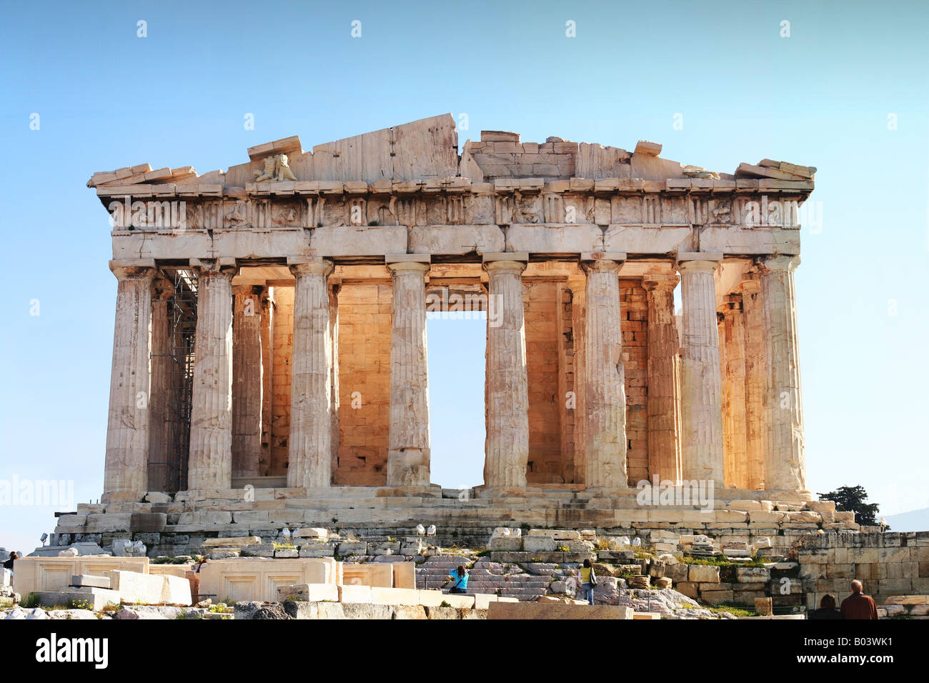 Maintenant l'ancienne acropole Parthénon temple, point focal de l'Acropole à Athènes en Grèce. Banque D'Images