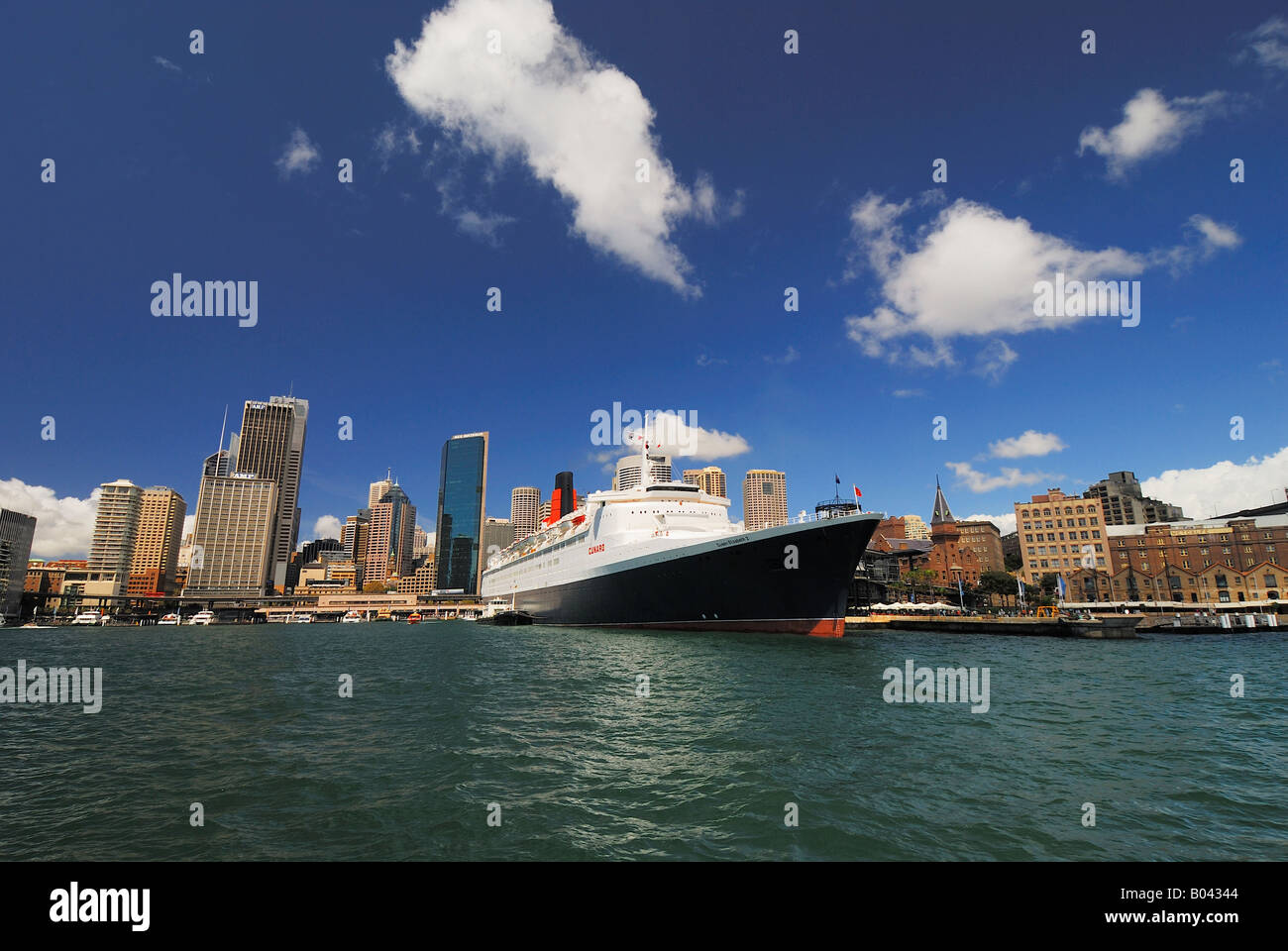 Sydney Skyline avec la reine Elizabeth 2 Sydney New South Wales Australie Février 2007 Banque D'Images