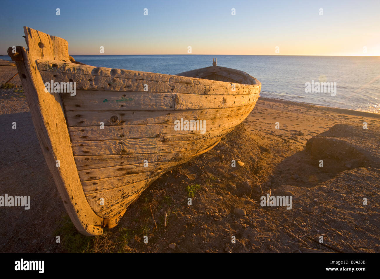 Vieux bateau le long de la Playa de San Miguel, parc naturel de Cabo de Gata, Costa de Almeria, Province d'Almeria, Andalousie (Andalousie) Banque D'Images