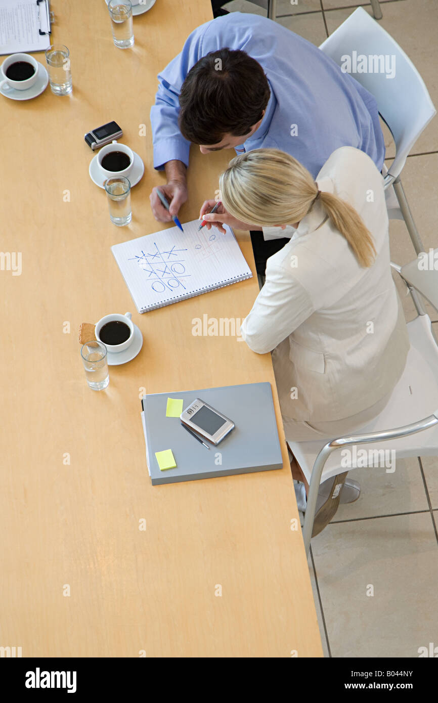 Collègues jouer et des zéros traverse Banque D'Images