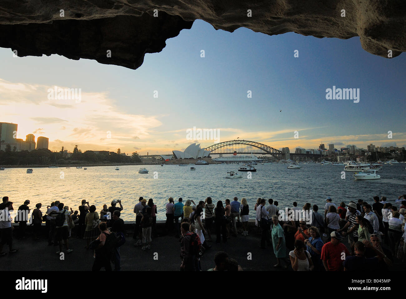 Queen Mary 2 entre l'Opéra de Sydney et le Harbour Bridge, Sydney, New South Wales, Australia Banque D'Images