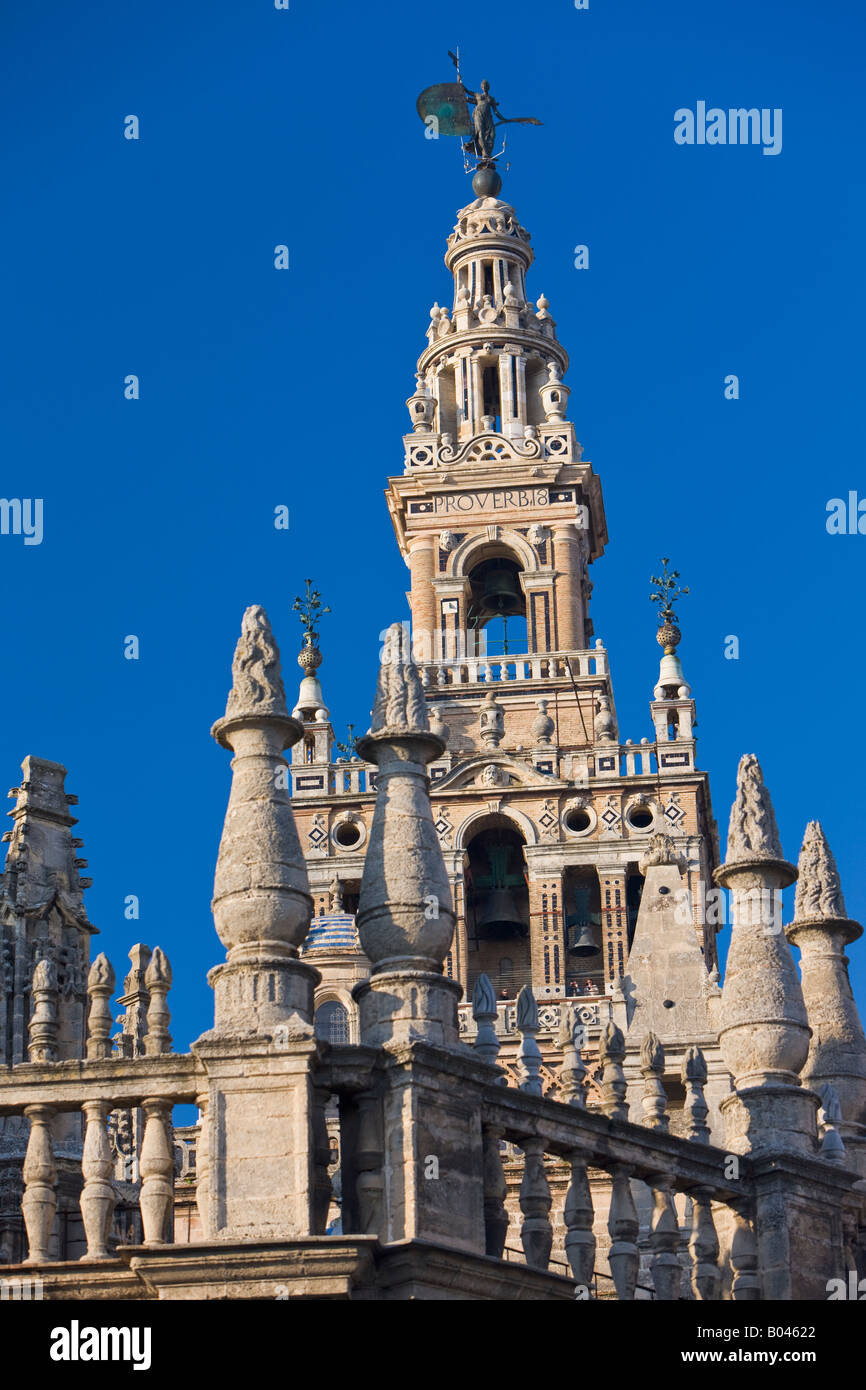 La Giralda (clocher et minaret) à l'intérieur des murs de la Cathédrale de Séville, Site du patrimoine mondial de l'UNESCO Banque D'Images