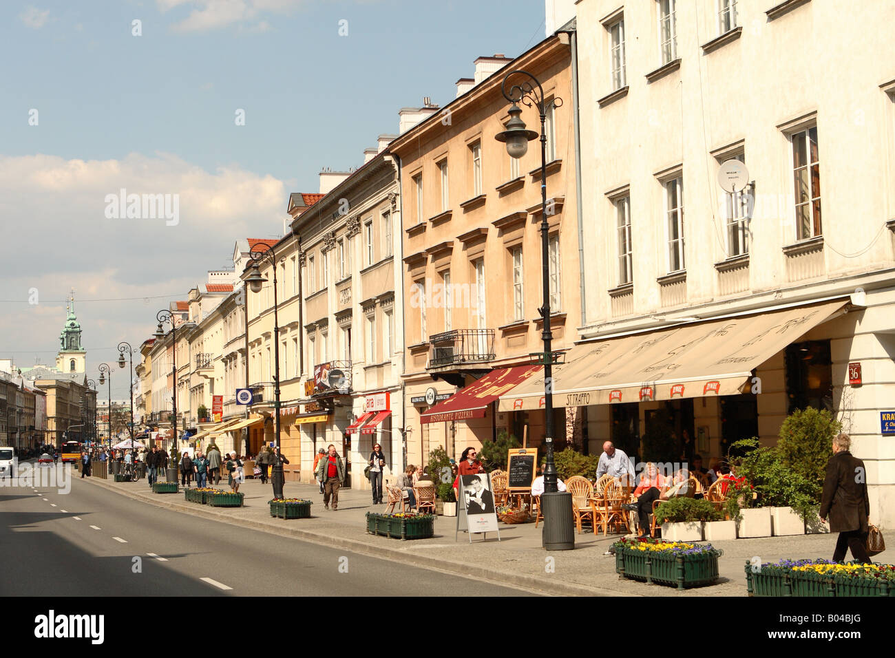 Pologne Varsovie élégantes boutiques et cafés le long de la rue Nowy Swiat Banque D'Images
