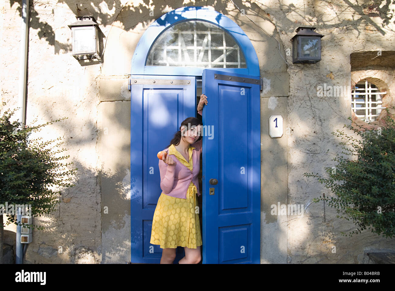 Italian woman standing in doorway Banque D'Images