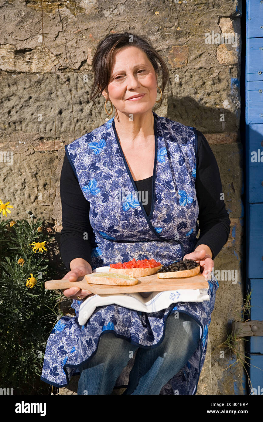 Mature Woman holding tranches de la bruschetta Banque D'Images