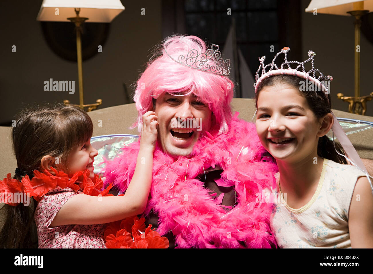 Un père et ses filles jouer fancy dress Banque D'Images