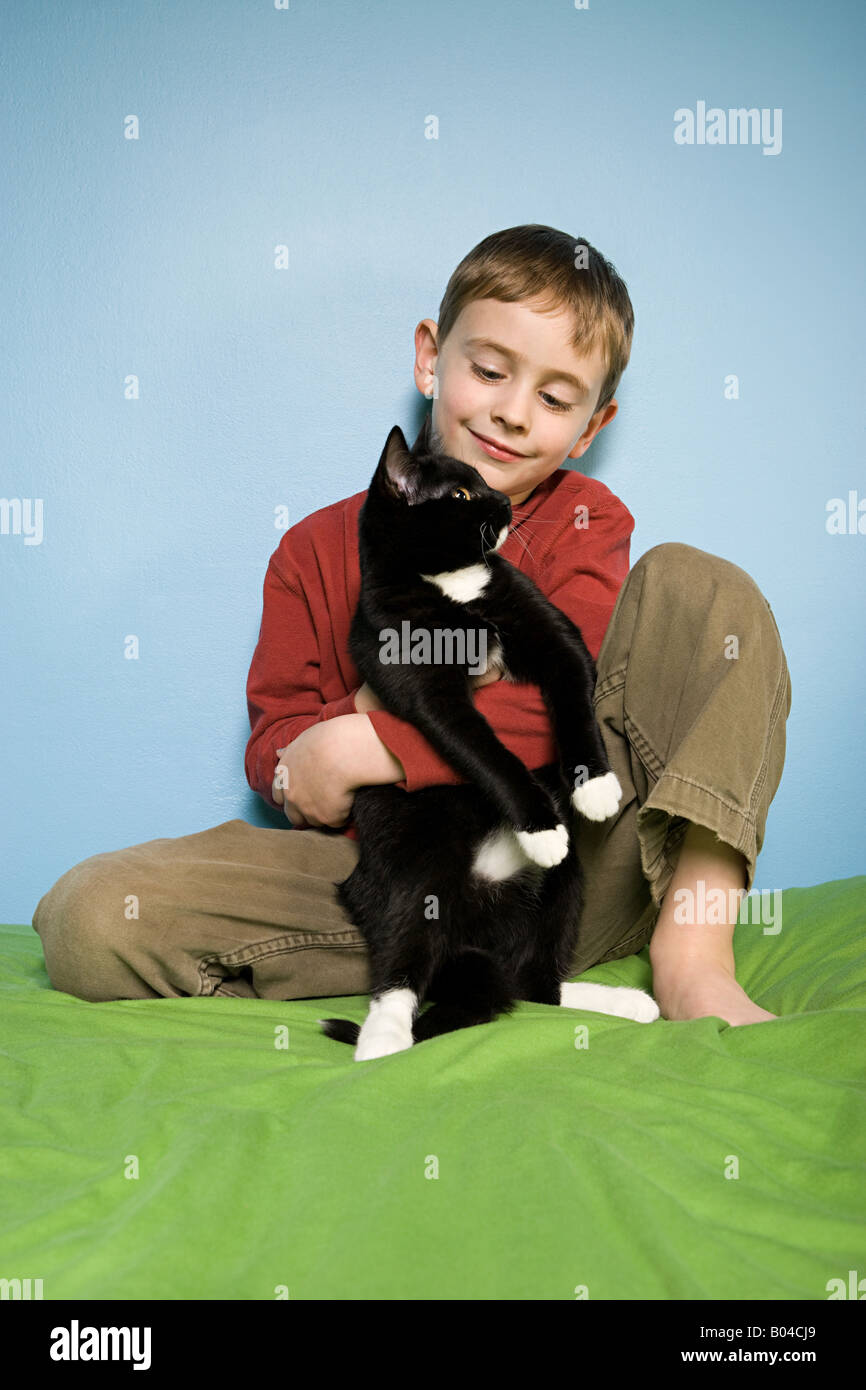 Boy holding pet cat Banque D'Images