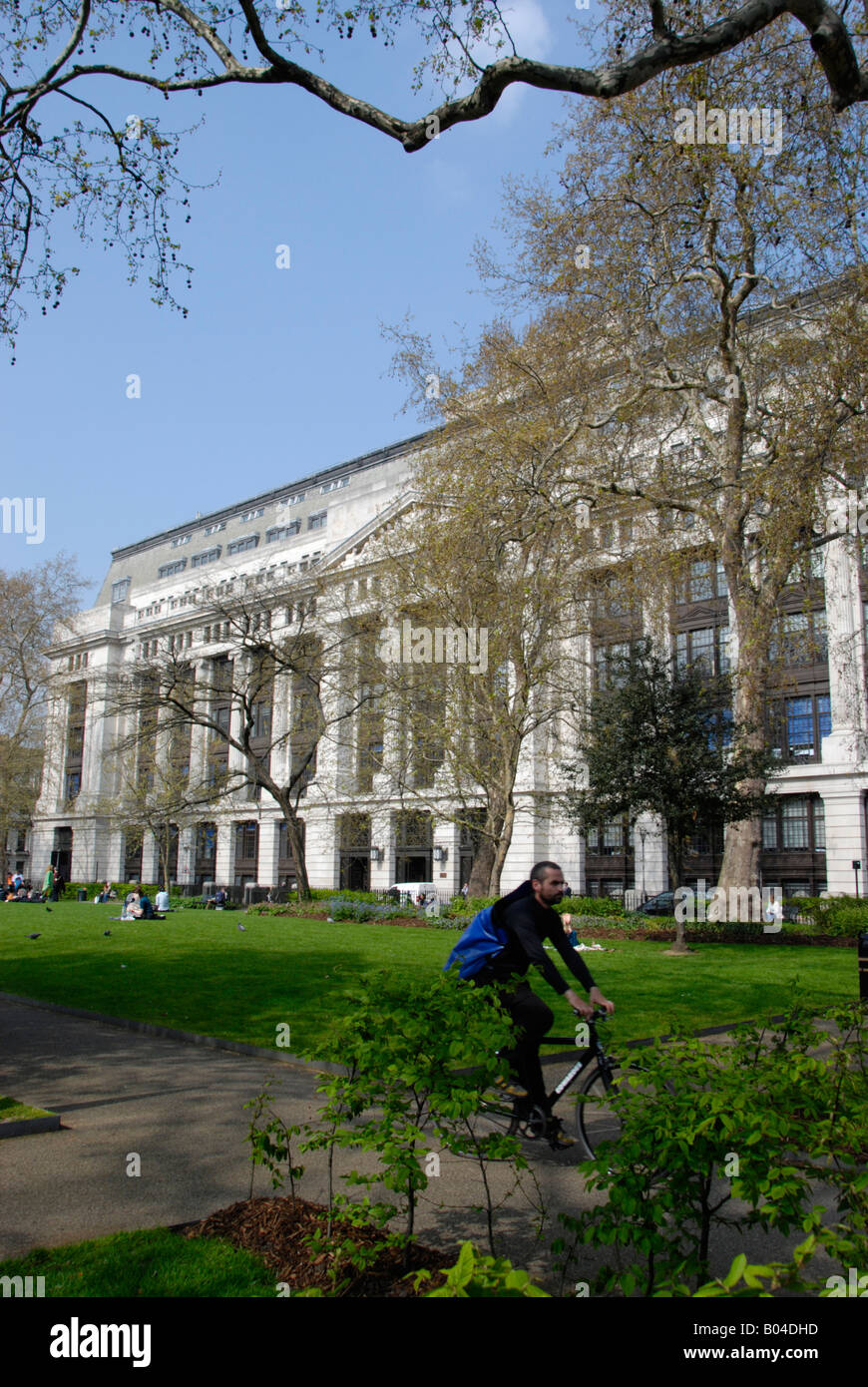 Cycliste à Bloomsbury Square Park Londres Angleterre Banque D'Images