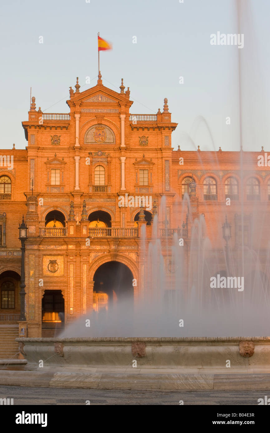 Bâtiment central et fontaine dans la Plaza de España, Parc Maria Luisa, pendant le coucher du soleil dans la ville de Sevilla, Province de Séville Banque D'Images