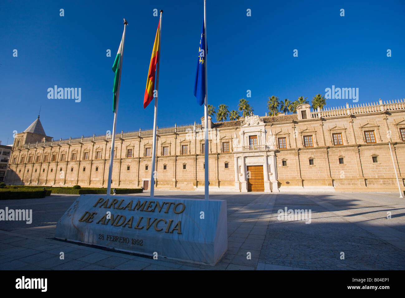 L'extérieur drapeaux Parlamento de Andalvcia.L'hôpital de las Cinco Llagas était une fois installé dans ce bâtiment, dans le quartier de Macarena Banque D'Images