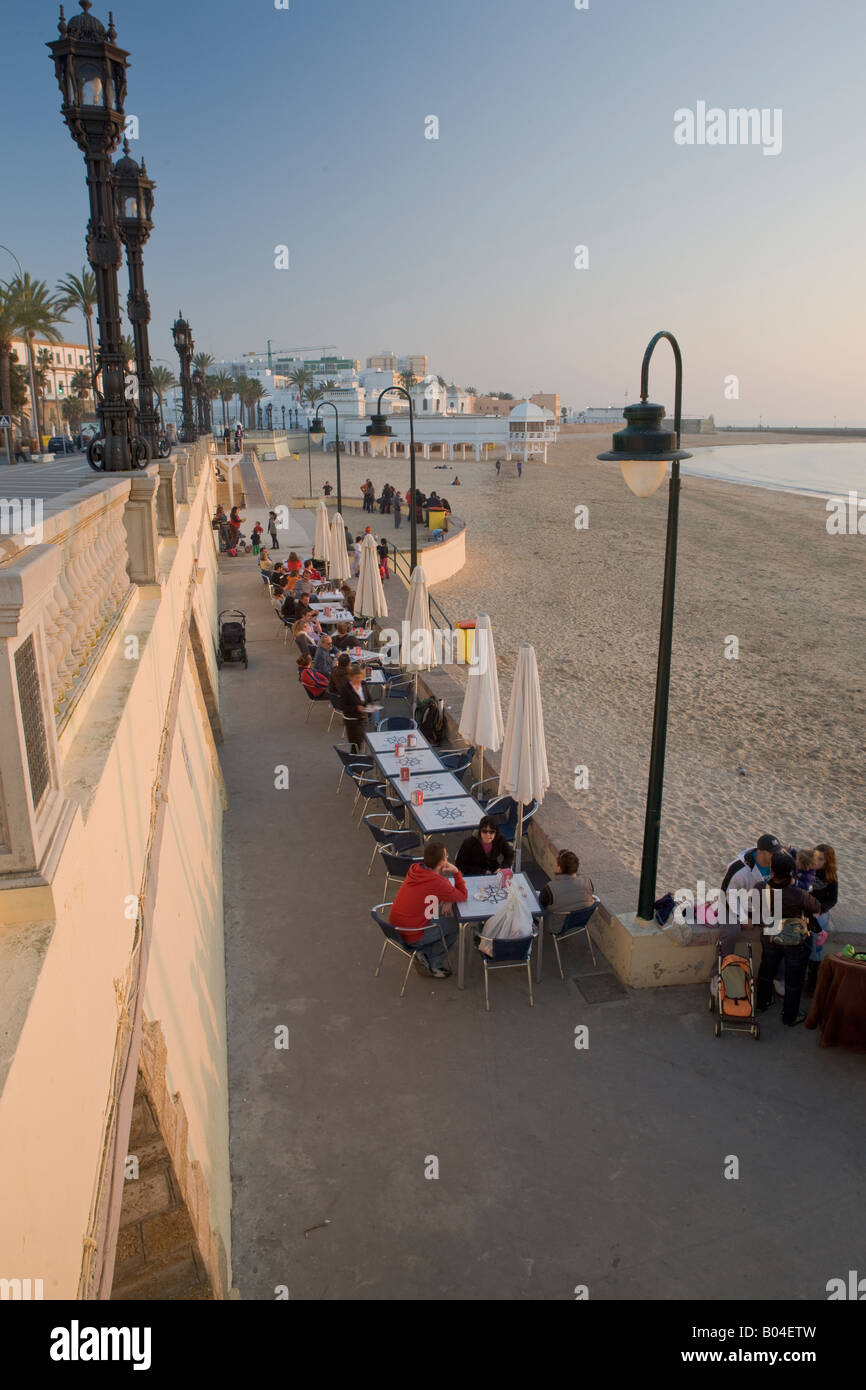 Café en plein air le long de la Playa de la Caleta, dans la ville de Cadix, Province de Cadiz, Costa de la Luz, Andalousie (Andalousie). Banque D'Images