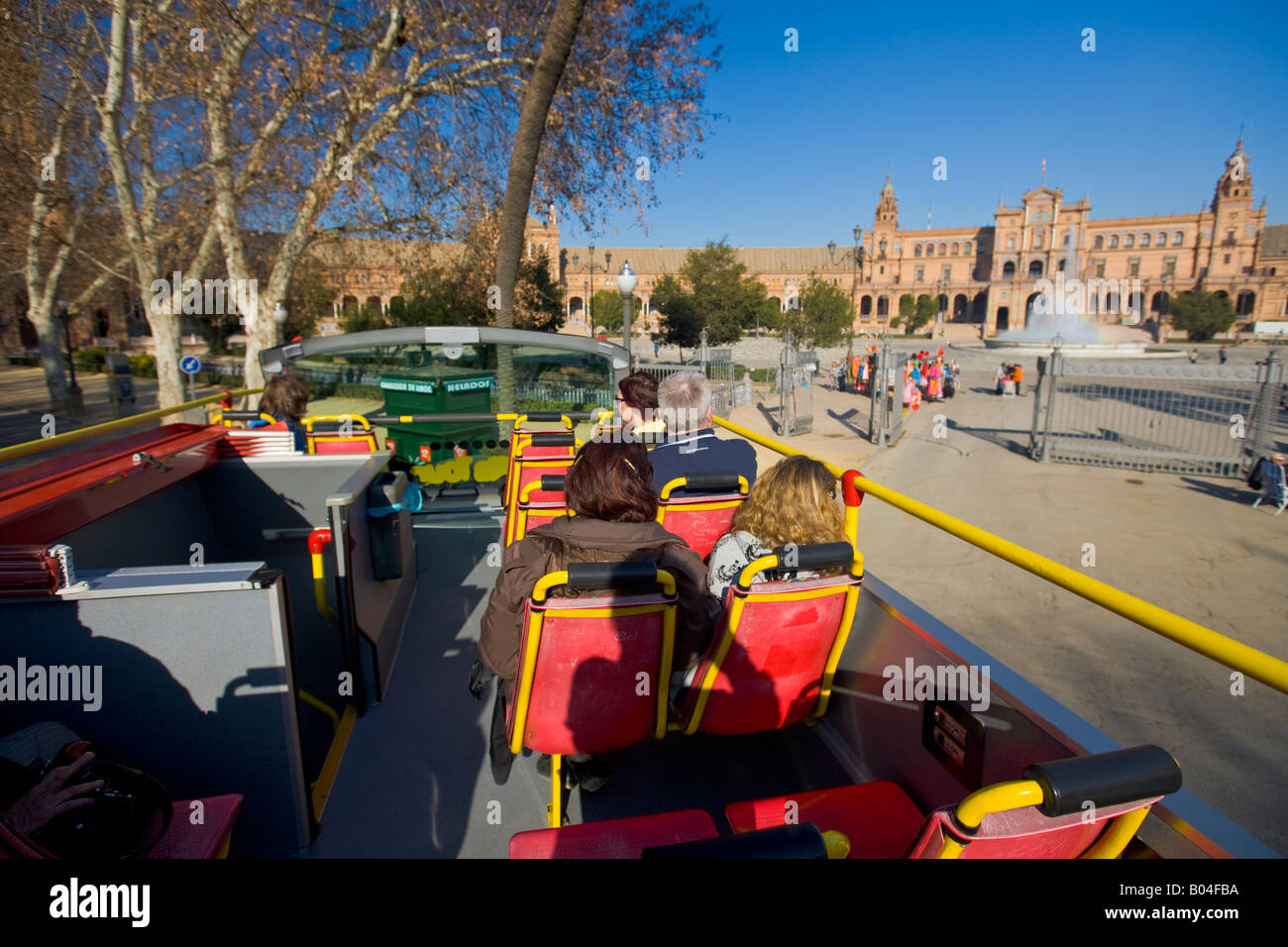 Plaza de España, Parc Maria Luisa, vu depuis un bus touristique dans la ville de Séville (Séville), Province de Séville, Andalousie Banque D'Images