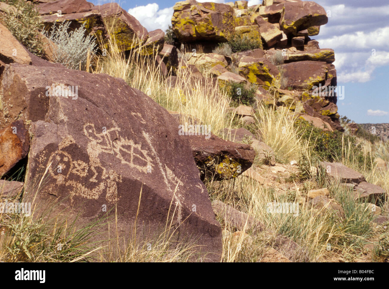 Pétroglyphes amérindiens y compris la bosse soutenu flute player Kokopeli près de Galisteo NM. Photographie Banque D'Images
