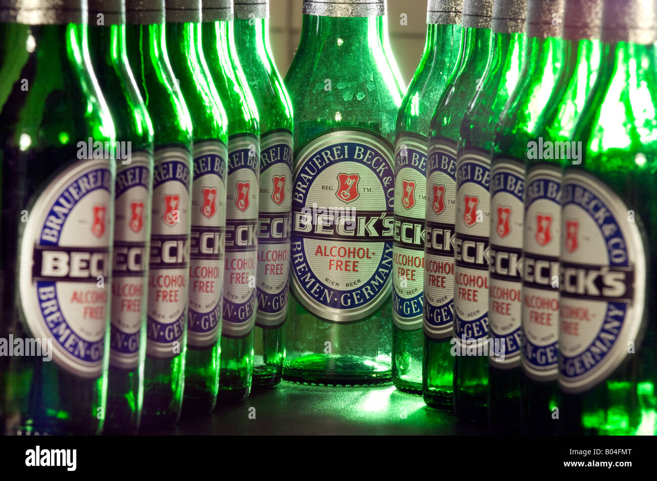 Rangées de Becks ou à faible taux d'alcool l'alcool bière en bouteilles en verre de couleur verte. Banque D'Images