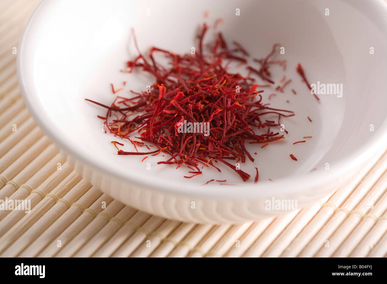 Close-up de safran stigmates dans un bol blanc de Chine Banque D'Images