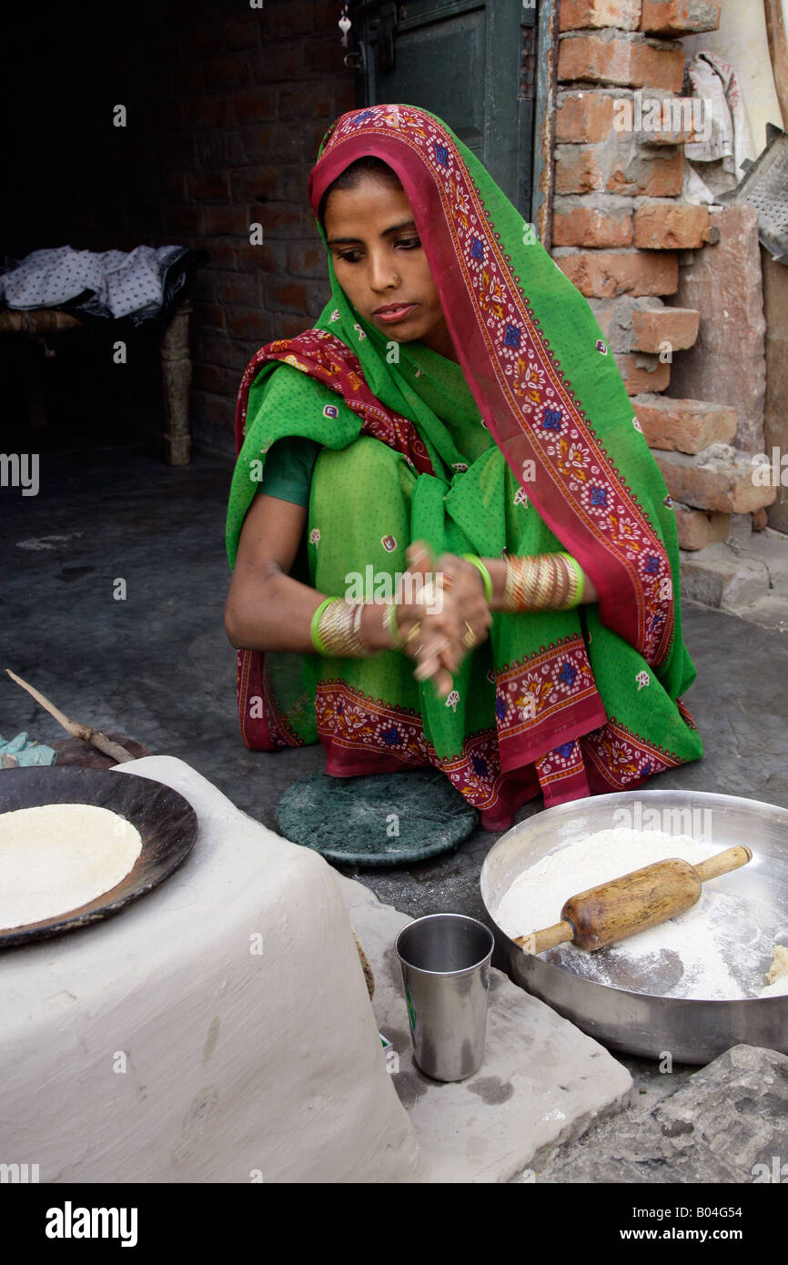 Femme préparant chapati dans village maison Banque D'Images